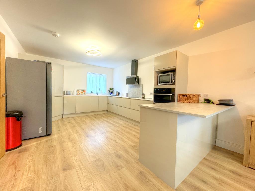 Lot: 142 - THREE-BEDROOM NEW BUILD HOME - Spacious Kitchen